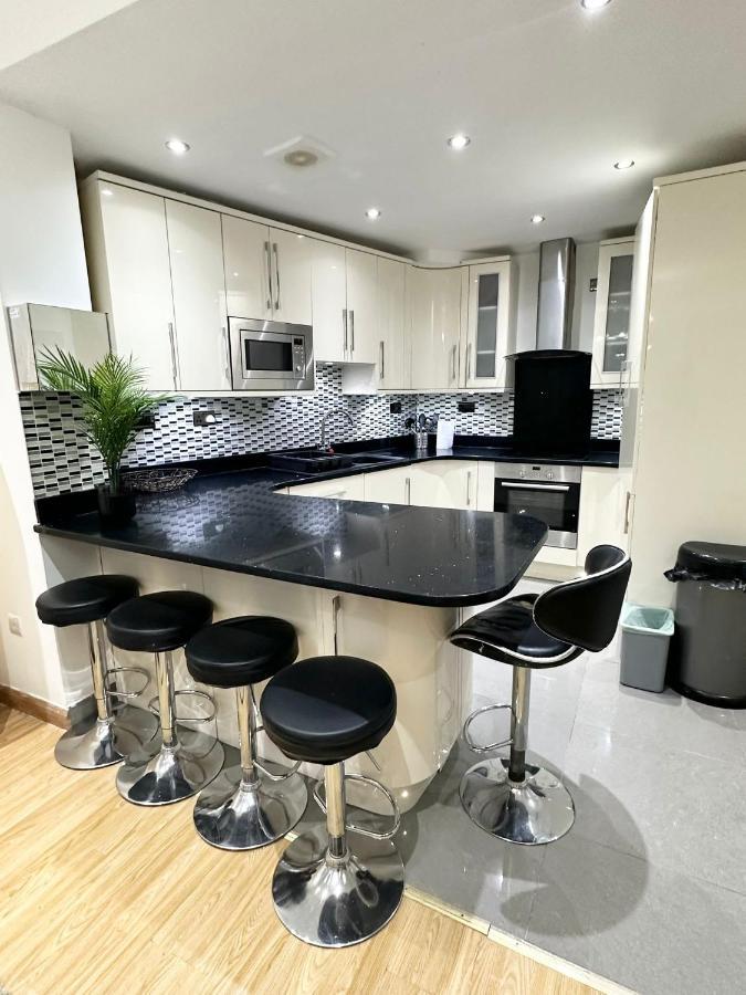 London Charm - Comfortable Room In Spacious House Экстерьер фото