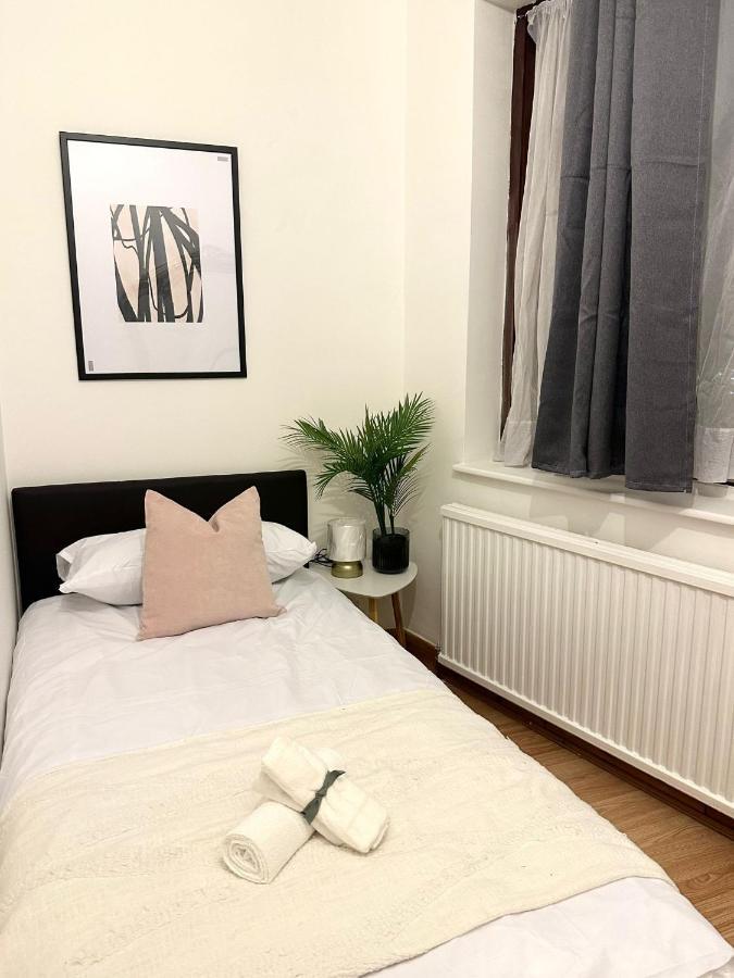 London Charm - Comfortable Room In Spacious House Экстерьер фото