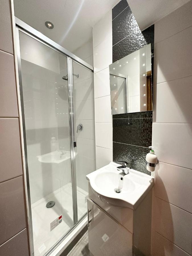 London Charm - Comfortable Room In Spacious House Экстерьер фото